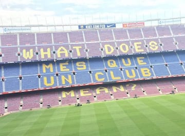La grada del estadio del Barcelona (Camp Nou), con el eslogan 'Més que un club' modificado.