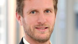 Oliver Gansser, investigador: “Las personas mayores ven la nueva forma de hacer regalos de los jóvenes como algo egoísta”