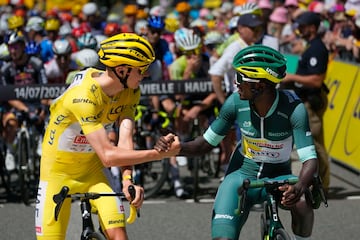 Tadej Pogacar del UAE Team Emirates y  Biniam Girmay del Intermarché-Wanty se saludan antes del inicio de la etapa.