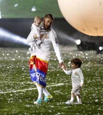  Fin de fiesta en el estadio Santiago Bernabéu con toda la afición.
