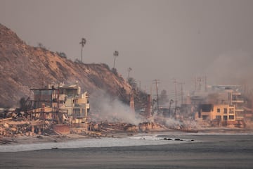 Burnt-down beachfront homes stand in ruin along the road to Malibu, as powerful winds fueling devastating wildfires in the Los Angeles area force people to evacuate, California, U.S. January 8, 2025. REUTERS/Mike Blake