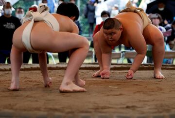 El sumo es un deporte de gran arraigo en Japón, donde se practica desde la infancia, como se muestra en la foto, en la que dos jovencísimos luchadores se enfrentan en la escuela primaria Kyuta Kumagai, en un combate del torneo regional de la Copa Olímpica Juvenil en Kawasaki, al sur de Tokio.