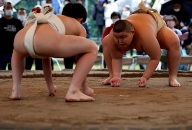 El sumo es un deporte de gran arraigo en Japón, donde se practica desde la infancia, como se muestra en la foto, en la que dos jovencísimos luchadores se enfrentan en la escuela primaria Kyuta Kumagai, en un combate del torneo regional de la Copa Olímpica Juvenil en Kawasaki, al sur de Tokio.
