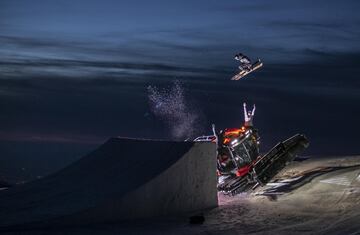 Sesión de saltos al atardecer en el Snowpark Sulayr, en Sierra Nevada, durante el Día de Andalucía 2019.