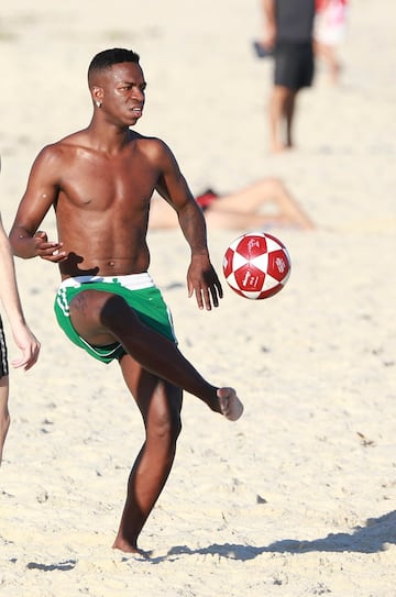 Vinicius disfruta de sus vacaciones en las playas de Río