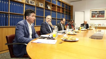 Jos&eacute; Luis L&oacute;pez Cerr&oacute;n, presidente de la RFEC, y Javier Guill&eacute;n, director de la Vuelta a Espa&ntilde;a, junto a Carlos Sastre, Javier Villalba y Alfonso Trivi&ntilde;o en una visita reciente a la redacci&oacute;n de As.