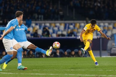 Zurdado de Lamine Yamal desde el borde del área que obliga a Alex Meret a emplearse a fondo en su primera intervención durante el encuentro.