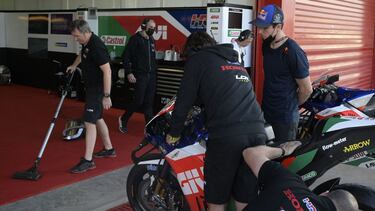 Mec¨¢nicos del LCR Honda y ?lex M¨¢rquez en el box del equipo en Termas.