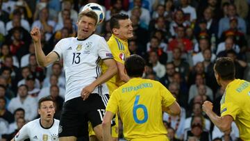 Germany's midfielder Thomas Mueller (L) vies with Ukraine's midfielder Serhiy Sydorchuk (C) during the Euro 2016 group C football match between Germany and Ukraine at the Stade Pierre Mauroy in Villeneuve-d'Ascq near Lille on June 12, 2016. / AFP PHOTO / FRANCOIS LO PRESTI