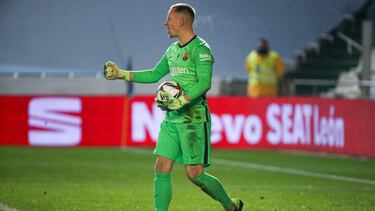 GRAF545. CÓRDOBA, 13/01/2021.- El portero del FC Barcelona Marc-André ter Stegen celebra tras detener uno de los penaltis, durante la primera semifinal de la Supercopa de España de fútbol que Real Sociedad y FC Barcelona disputan este miércoles en el Nuev