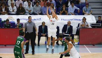 Jaycee Carroll lanza durante el partido contra el Unicaja M&aacute;laga.