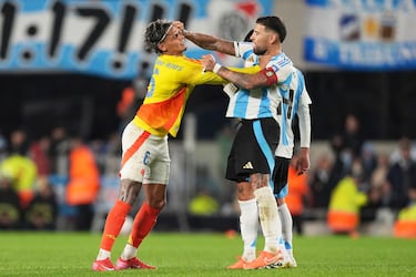 Durante los noventa minutos del encuentro se pudo apreciar la 'batalla' que tenían ambos jugadores. Esto desencadenó en un fuerte pique al finalizar el encuentro. Otamendi le dijo: "Sácate la vincha bobo" y el jugador de la selección colombiana le respondió: "Estás viejo. Cierra el c..., bobo. Estás viejo, no te da ni para correr".