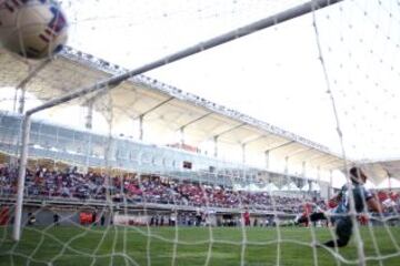 Esteban Paredes anota el único gol del partido ante la estirada de Damián Frascarelli