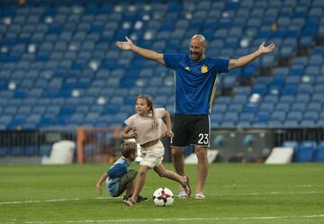 Reina con sus hijos.