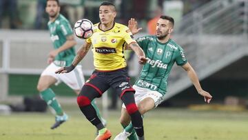 CORRIGE NOMBRE EQUIPO DE BRA50 A BRA59 BRA50. SAO PAULO (BRASIL), 24/05/2017.- El jugador del Palmeiras Bruno Henrique (d) disputa el balón con Jonatan Daniel Alvez (i) de Barcelona hoy, miércoles 24 de agosto 2017, durante un partido por la Copa Libertadores, en Allianz Parque de Sao Paulo (Brasil). EFE/Sebastião Moreira