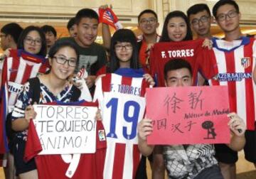 Numerosos aficionados esperaban la llegada del equipo.