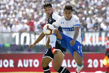 El jugador de Universidad Católica Cesar Pinares, derecha, disputa el balon con Williams Alarcon de Colo Colo durante el partido de primera division realizado en el estadio Monumental de Santiago, Chile
