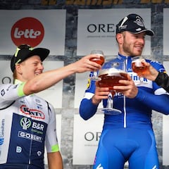 Así se celebra el podio en Samyn: litros de cerveza para los ciclistas