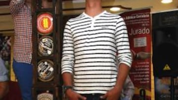 <b>CELEBRACIÓN. </b>Los integrantes de la peña tomaron medidas a De Gea y Joel después de la cena de celebración.