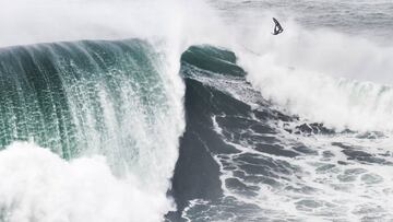 El surfista hawaiano Kai Lenny realizando un backflip en la ola gigante de Nazaré (Portugal).
