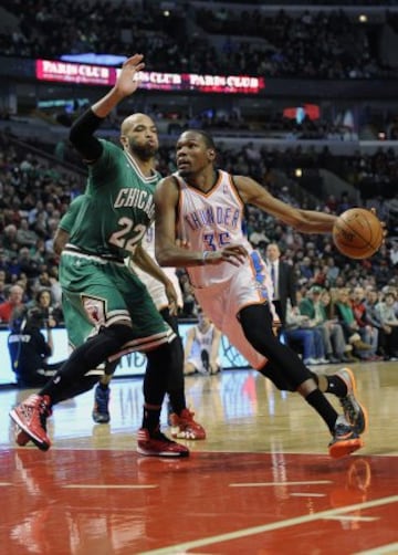 Kevin Durant (35) es defendido por Taj Gibson (22).