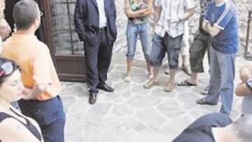 <b>SALUDOS Y REUNIONES. </b>Agapito saludó a la prensa, vio el entrenamiento y se reunió con los técnicos.