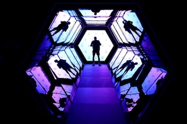 El húngaro Marton Fucsovics sale a jugar su partido contra el alemán Alexander Zverev en el Rolex ATP Masters 1.000 en el Accord Arena de Bercy (París). El fotógrafo ha logrado captar una preciosa imagen en la que se ve al tenista reflejado en los espejos, lo que da un aire estelar a su salida a la cancha de juego.