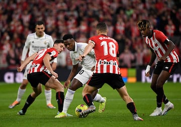 Nico Williams y Dani Ceballos, observan la acción de Vinicius Junior entre Oier Zárraga y Óscar De Marcos.