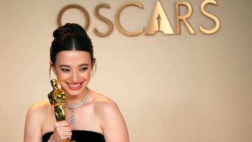 Mikey Madison poses with the Best Actress Oscar for "Anora" in the Oscars photo room at the 97th Academy Awards in Hollywood, Los Angeles, California, U.S., March 2, 2025. REUTERS/Daniel Cole