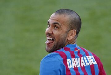 El lateral derecho brasileño Dani Alves vuelve a la que fue su casa y ha sido presentado de nuevo en el Camp Nou.  El brasileño se mostró exultante durante su acto.