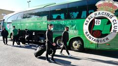 Los jugadores del Racing, en el momento de bajarse del bus cuando iban a viajar hacia A Coru&ntilde;a.