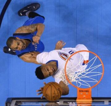 Devin Harris y Russell Westbrook de los Thunder.