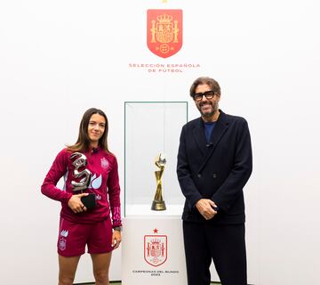 Aitana Bonmatí, jugadora de la Selección, del Barcelona y Bota de Oro, posa con el trofeo entregado por Vicente Jiménez, director de Diario AS.