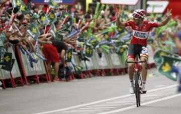 El ciclista australiano del equipo Lotto Adam Hansel celebra su victoria.