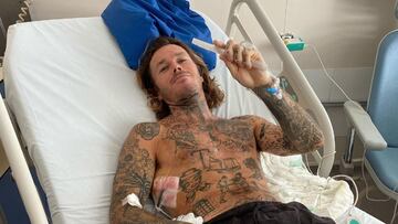 Tom Lowe, recién operado en un hospital de Tahití, Polinesia Francesa, el 29 de abril del 2023.
