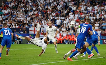 En el minuto 94, el futbolista del Real Madrid se saca un chilena de la manga para empatar el encuentro en la última jugada para forzar la prórroga y evitar un nuevo desastre en octavos de final  para Inglaterra.