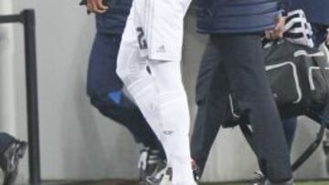 El Madrid no es optimista en cuanto a la lesión de Varane en el isquiotibial derecho. Si hubiera rotura, el francés estaría fuera de los terrenos de juego de tres a cuatro semanas y coincidiría con la baja de Ramos, que se recupera del esguince en el hombro.