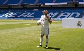 El jugador donostiarra ha sido presentado en el estadio Santiago Bernabéu de la mano de Florentino Pérez y acompañado de su familia.