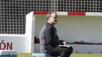 Marcelo Bielsa, que se sentó en medio campo a seguir el entrenamiento, está confiado con su equipo ante el Barcelona.