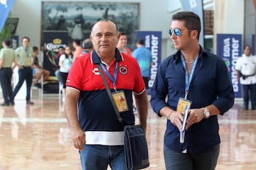 El director técnico de Tiburones Rojos de Veracruz, Juan Antonio Luna (i), camina junto al vicepresidente del Club de Veracruz, Fidel Kuri Mustieles (d).