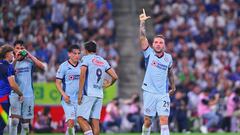 Rotondi festeja con sus compañeros el gol que le anotó a Rayados en la ida de las semifinales.