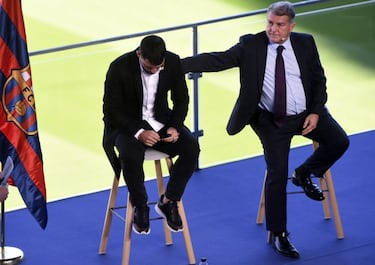 Agüero retirement deepens gloom hanging over Barcelona