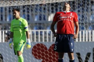 El jugador de Universidad Católica, Guillermo Maripán, derecha, se lamenta tras el tercer gol de O'Higgins.