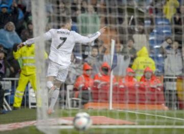 Cristiano Ronaldo del Real Madrid celebra su gol ante el Rayo Vallecano durante su partido de fútbol español de Primera División en el estadio Santiago Bernabéu 