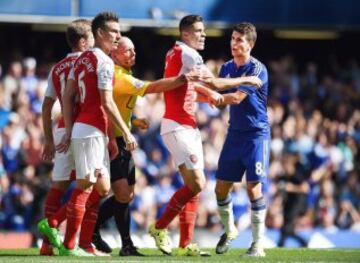 Gabriel protesta tras ser expulsado por agredir a Diego Costa.