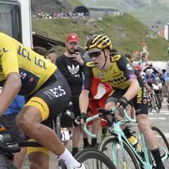 A 128 km de la historia: Egan Bernal llega de amarillo a París