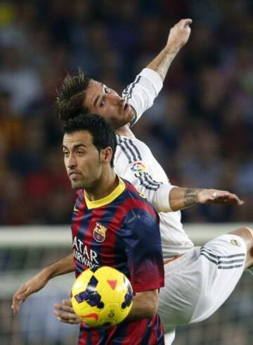 El centrocampista del F.C. Barcelona Sergio Busquets (i) pelea un balón con el defensa del Real Madrid Sergio Ramos durante el partido de la décima jornada de Liga de Primera División, disputado esta tarde en el Camp Nou