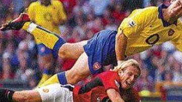 <b>EN EL AIRE.</B> Arsenal, United y compañía ven peligrar sus contratos.