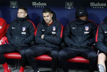 Vitolo en el banquillo. 