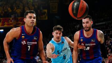 BARCELONA, 28/01/2024.- El pívot del Barça Willy Hernangómez (d) y el ala-pívot Oscar Da Silva (i) disputan un balón con el escolta del Zunder Chumi Ortega (d) durante el partido correspondiente a la décimo quinta jornada de la fase regular de la LIGA ENDESA entre el Barça y el Zunder Palencia, este domingo en Barcelona. EFE/ Enric Fontcuberta
